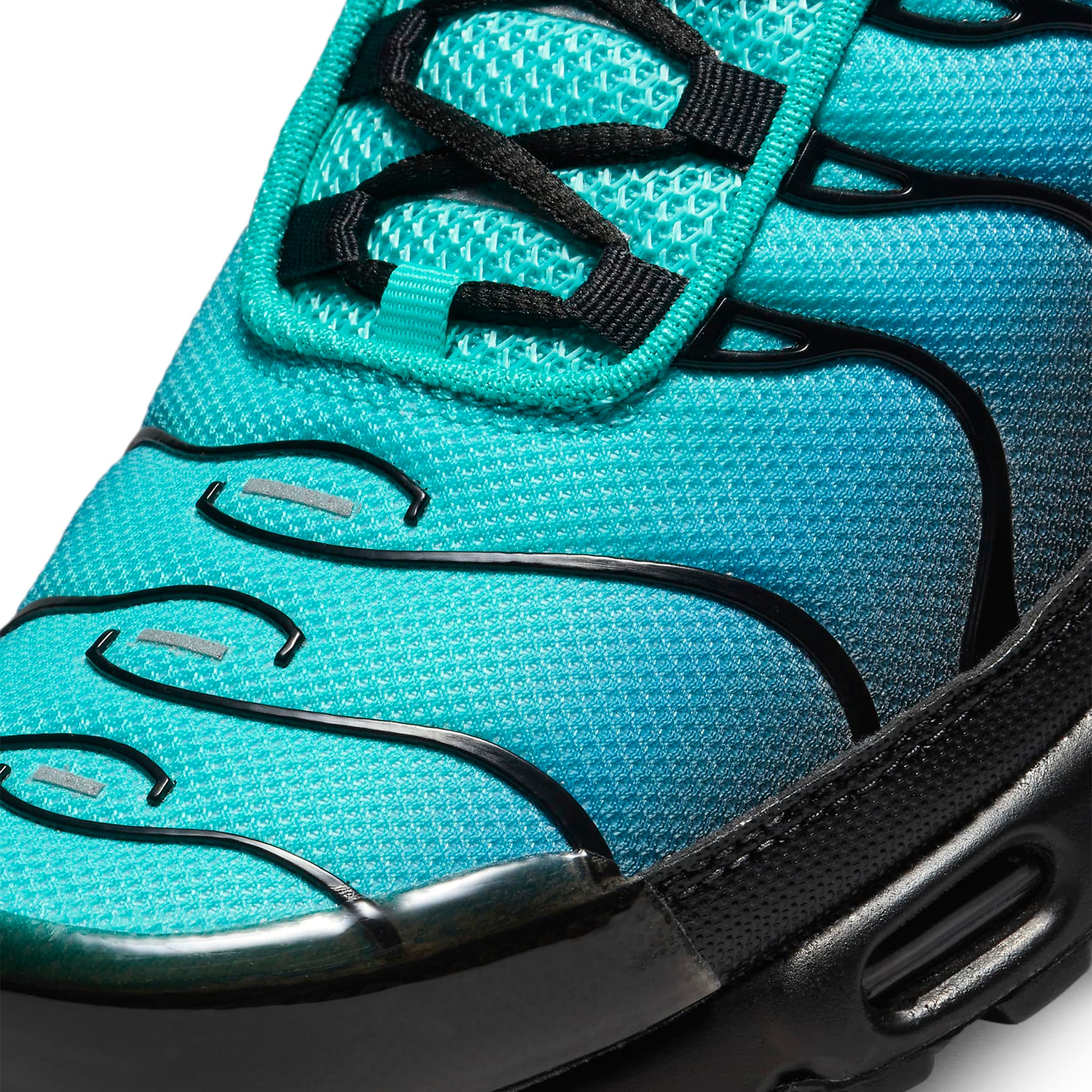 Toe box view of Nike TN Air Max Plus Light Retro DM0032-401